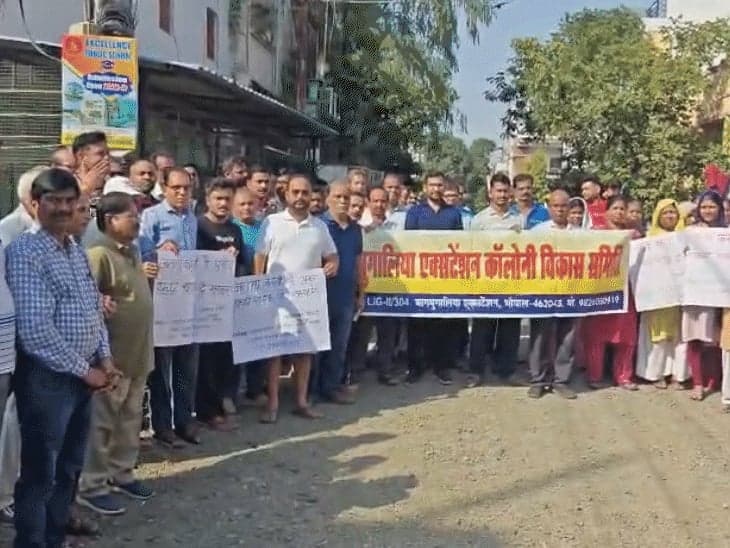 बाग मुगालिया में सड़क निर्माण पर बवाल: कहीं सीमेंटेड, कहीं डामर से गरीबों में रोष