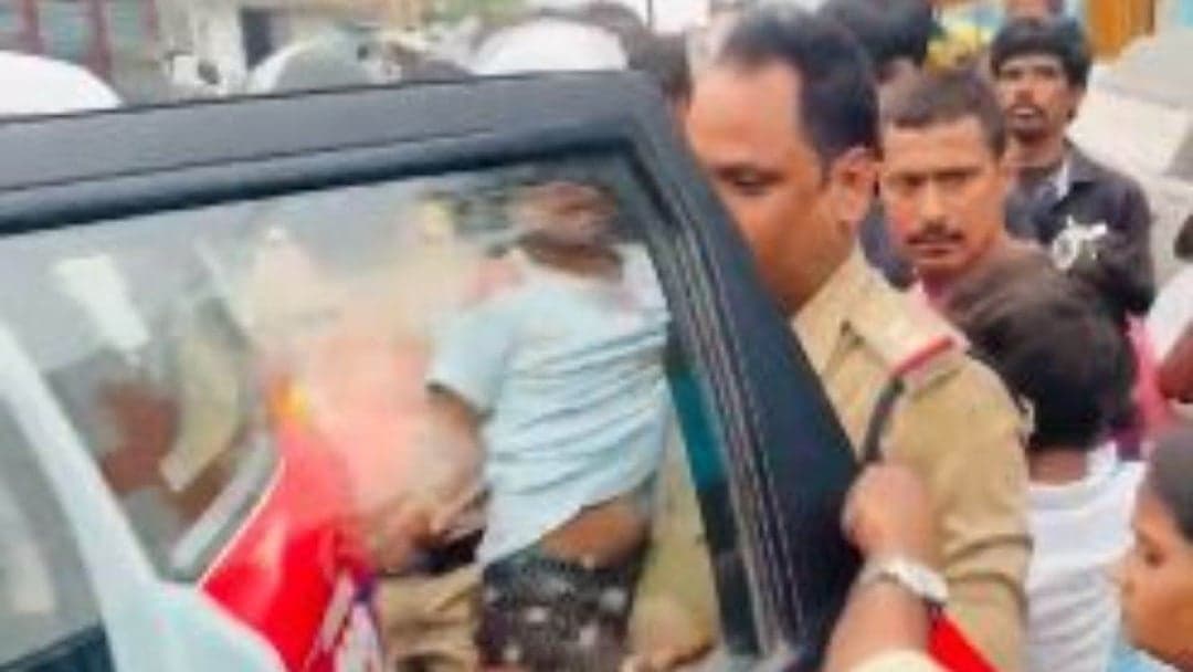बच्ची को टक्कर मारने से पुलिसकर्मी घिरे