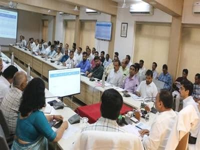 संभागायुक्त ने योजनाओं के प्रभावी क्रियान्वयन के निर्देश दिए