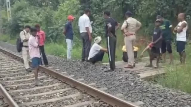 बेटे की हत्या के बाद पिता ने ट्रेन के सामने आकर दी जान