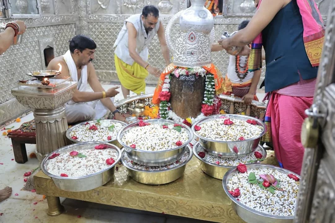 उज्जैन के महाकालेश्वर मंदिर में भक्तों को मिलेगी मुफ्त प्रसाद और फूल की सौगात