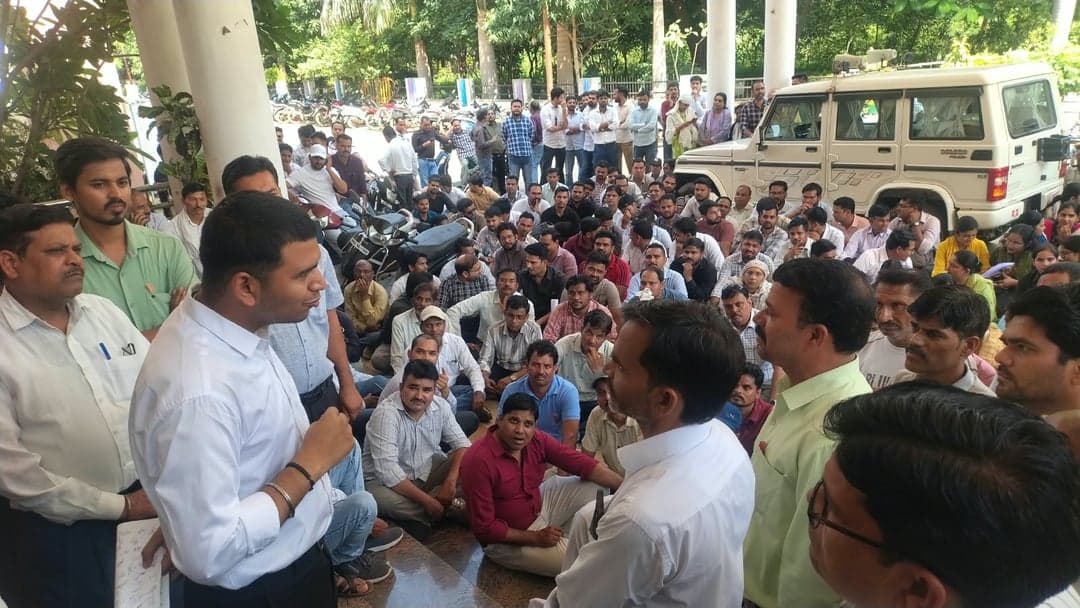 पटवारियों पर कार्रवाई से भड़का संघ, कलेक्ट्रेट पर धरना शुरू