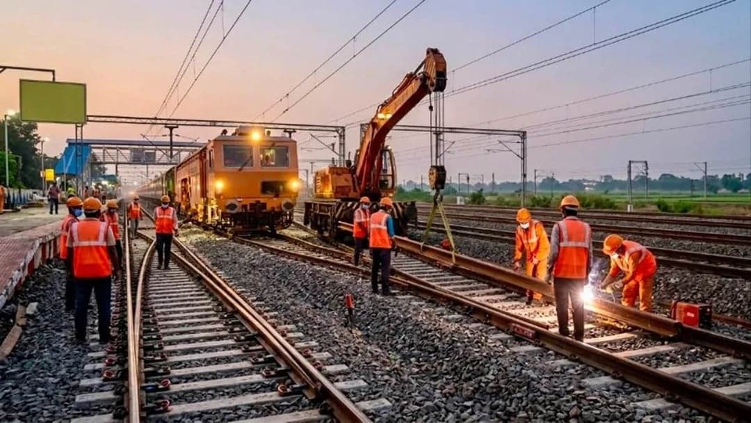 महू-खंडवा रेल लाइन में पेड़ों की कटाई पर पेच, एजेंसी तय होने में देरी