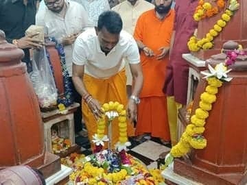 कैबिनेट मंत्री तुलसी सिलावट ने दतिया के मां पीतांबरा पीठ में वनखंडेश्वर महादेव का जलाभिषेक किया