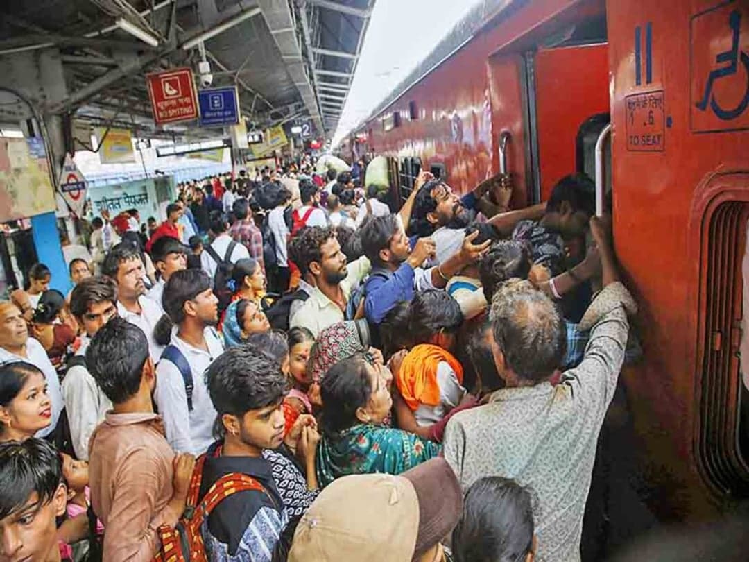 भोपाल के रेलवे स्टेशनों पर रक्षाबंधन के मौके पर भारी भीड़, यात्रियों को ट्रेन पकड़ने में जान का जोखिम