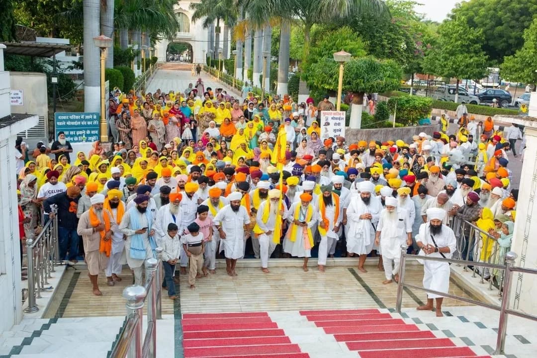 ग्वालियर में गुरवाणी का गायन करते हुए शब्द चौकी का आयोजन