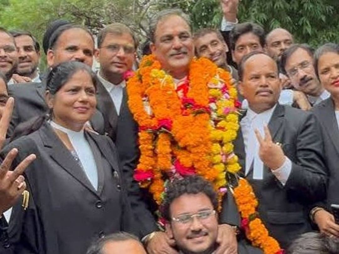 हाईकोर्ट पहुंचा मामला: वरिष्ठ अधिवक्ता के दो व्हाट्सऐप अकाउंट हुए प्रतिबंधित