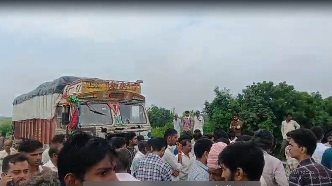 तेज रफ्तार ट्रक ने गायों को टक्कर मारकर ग्रामीणों को किया आक्रोशित