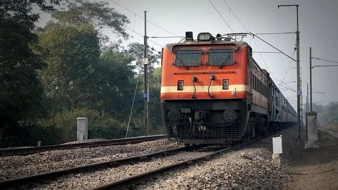 त्योहारों पर रेलवे का तोहफा, स्पेशल ट्रेनों के फेरे बढ़े