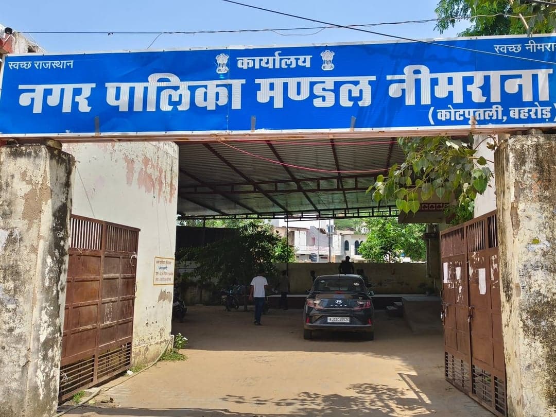 नीमराना में रोड लाइटें बंद, यात्रियों को अंधेरे में परेशानी