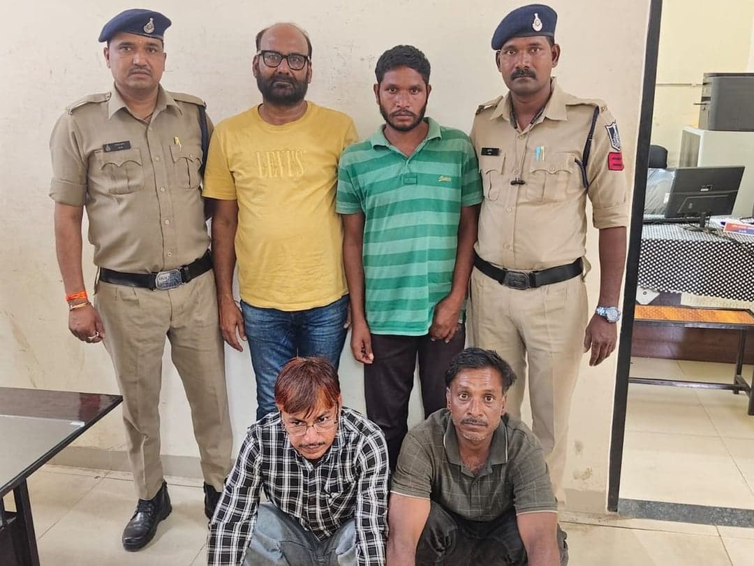 चलती वैन से कूदे दो आरोपी, पुलिस की गिरफ्त से बाहर, जांच जारी