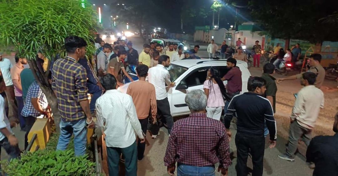 कलेक्टर बंगले के सामने हुई दुर्घटना में स्कूटी चालक गंभीर रूप से घायल, तेज रफ्तार ऑल्टो की टक्कर