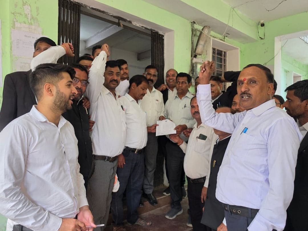 ट्रैफिक जाम से परेशान डबरा के वकील, एसडीएम से मिलने पहुंचे, सौंपा ज्ञापन