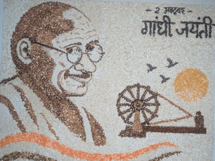 दाल-चावल से बापू का पोर्ट्रेट: उज्जैन के रवि आकोदिया ने गांधी जयंती पर दी अनूठी श्रद्धांजलि, 4-5 घंटे में तैयार