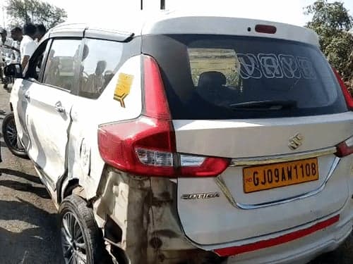 लापरवाही से चलाई एंबुलेंस, हाईवे पर दो कारों को मारी जोरदार टक्कर