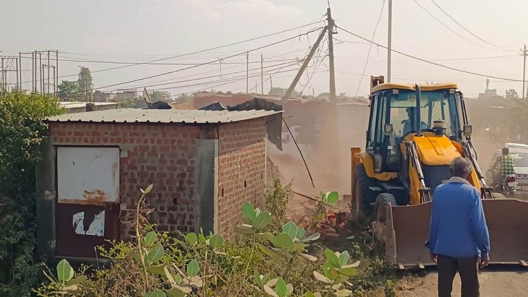 पतलोन बस्ती में प्रशासन का बुलडोजर एक्शन, करोड़ों की सरकारी जमीन से हटाया अतिक्रमण
