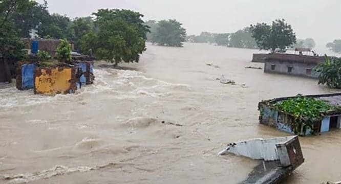 बीजापुर में बाढ़ से राजस्वकर्मियों को निकालने का प्रयास