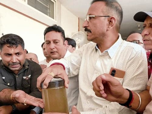 पार्श्वनाथ सिटी के रहवासी दूषित पानी से परेशान