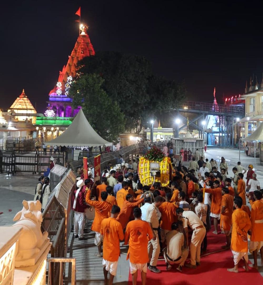 चांदी की पालकी में निकली माता उमा की सवारी