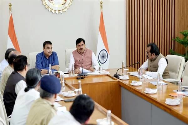 मुख्यमंत्री और मंत्री ने सड़क निर्माण में तेजी लाने का किया निर्णय