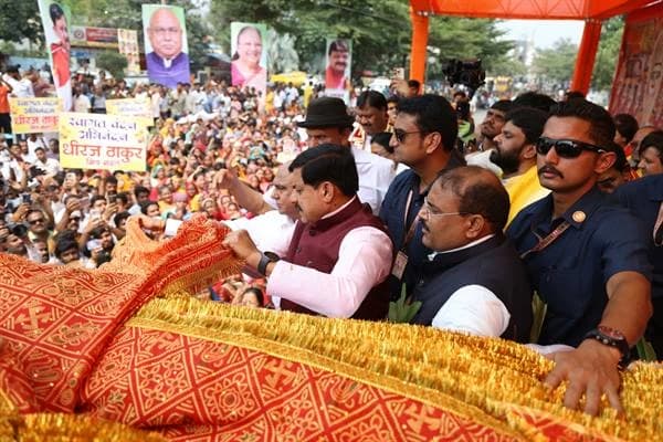 इंदौर: नवरात्रि पर निकली विशाल चुनरी यात्रा, मुख्यमंत्री डॉ. यादव ने भरी हुंकार