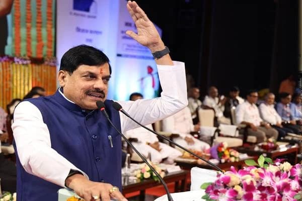 मुख्यमंत्री यादव ने कृषि विभाग के अधिकारियों-कर्मचारियों को पदोन्नति का लाभ देकर किया सम्मानित