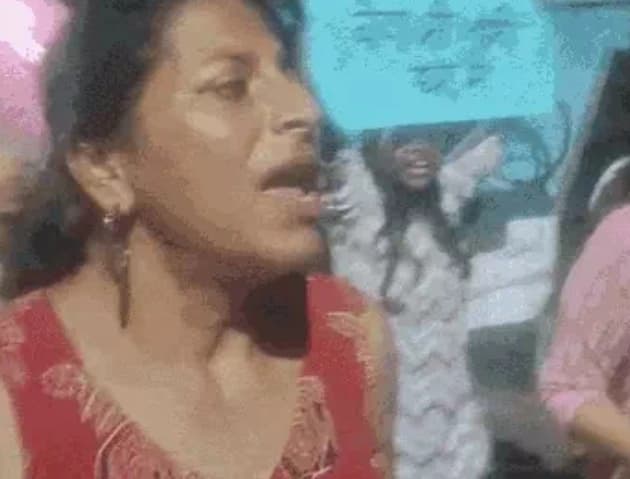 भोपाल की सड़कों पर उतरीं महिलाएं, कहा - बेटियों पर बंदिशें नहीं, लड़कों की सोच बदलो