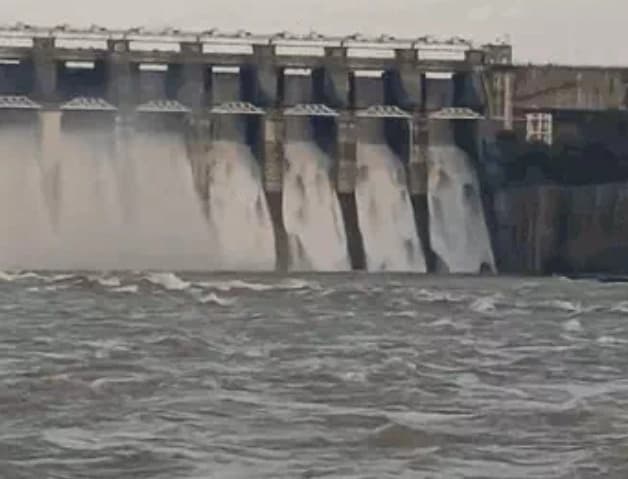 बरगी बांध के गेट खोलकर पानी छोड़ा गया