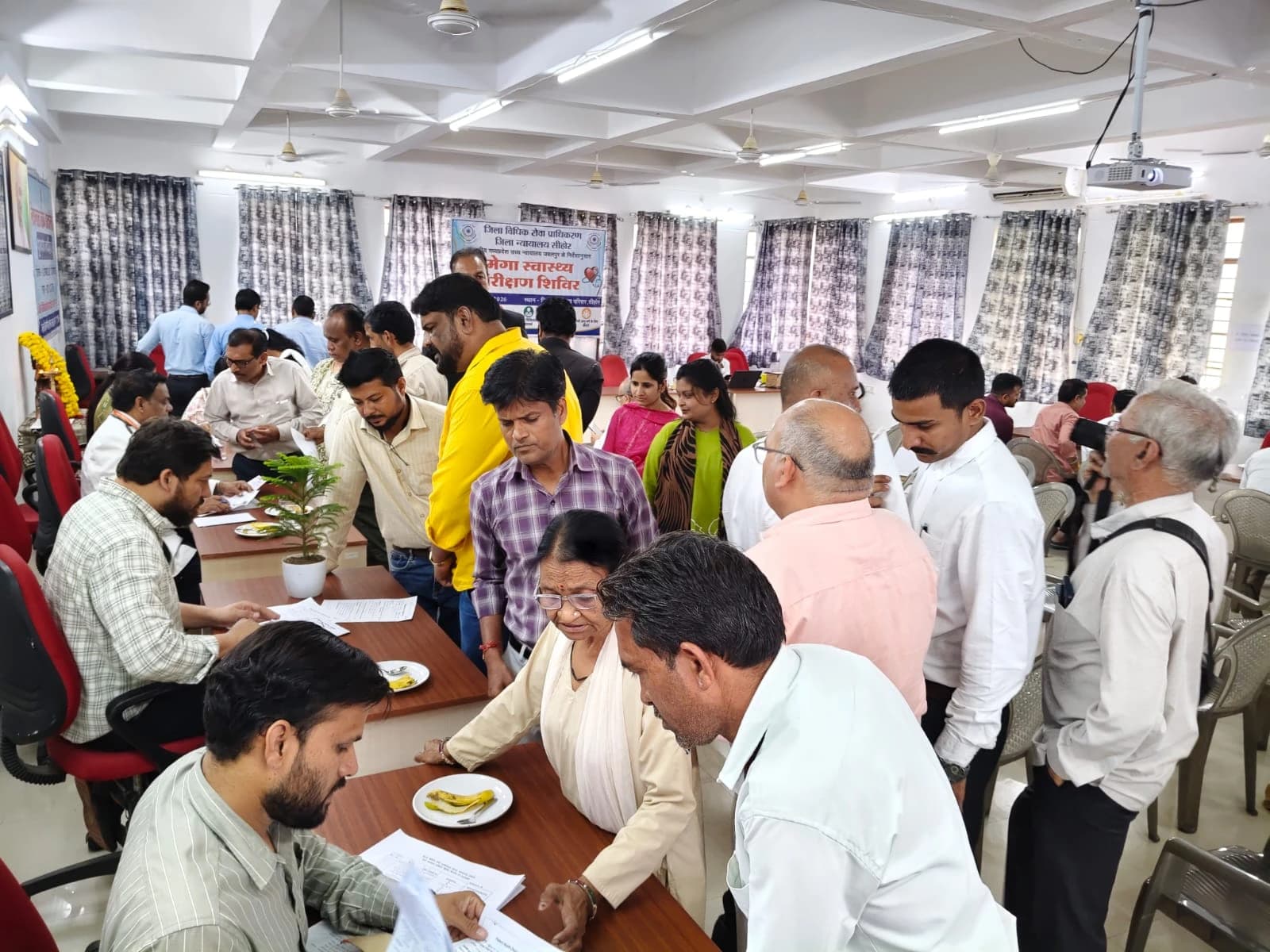 न्यायाधीशों की प्रेरणा से सीहोर जिला न्यायालय में स्वास्थ्य परीक्षण और रक्तदान शिविर सफल