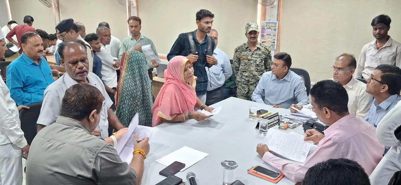 जनसुनवाई में कलेक्टर प्रताप नारायण यादव ने 224 आवेदनों पर सुनीं नागरिकों की समस्याएं