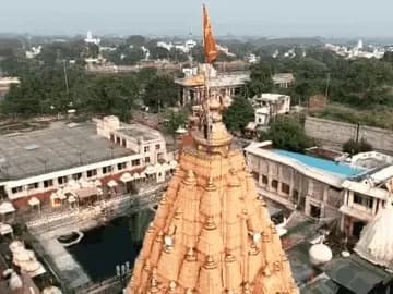 महाकाल मंदिर शिखर पर ध्वजा चढ़ी