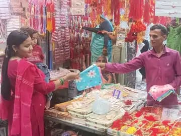सीहोर में बच्चों के लिए आकर्षक राखियों की भरमार