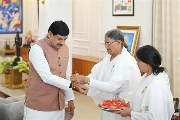 मुख्यमंत्री यादव को रक्षाबंधन पर बहनों ने दिया राखी का आशीर्वाद