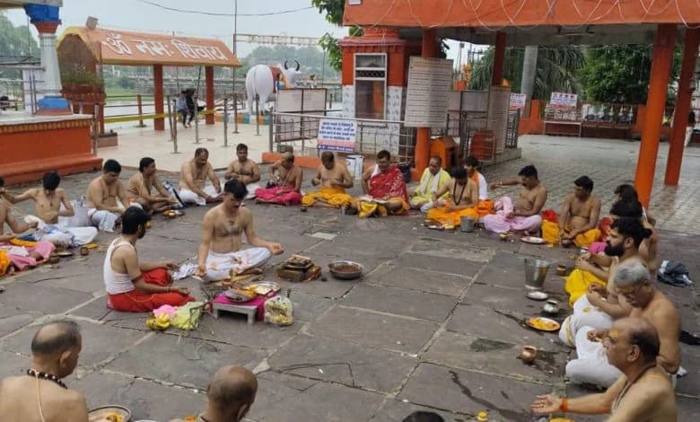 विप्रजनों ने मां पार्वती के तट पर श्रावणी पर्व का आयोजन किया