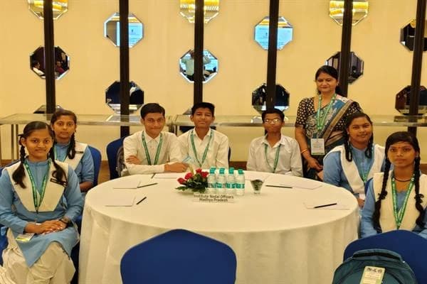 मेधावी छात्रों को छात्रवृत्ति, आर्थिक अभाव बाधा नहीं