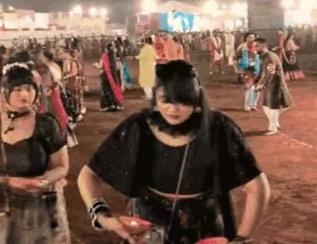 भेल मैदान पर गरबा: 25 किलो साफा सजाकर पहुंचा युवक