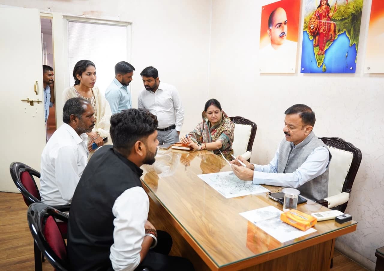 कैबिनेट मंत्री उदय प्रताप सिंह ने कार्यकर्ताओं की सुनीं जनसमस्याएं, दिए निराकरण के निर्देश