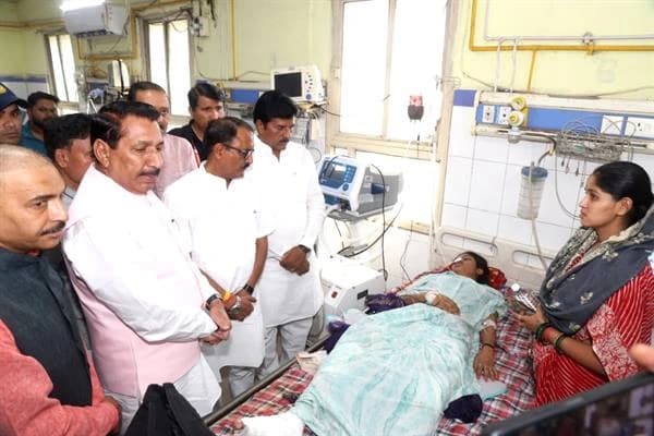 मंत्री द्वय ने ग्वालियर अस्पताल पहुंचकर घायलों का हाल जाना
