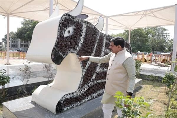 सेवा संकल्प अभियान का अनोखा प्रयोग: दीपावली के दीयों से बनी नंदी की कलाकृति, मुख्यमंत्री ने की प्रशंसा