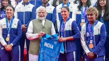 एशियाई खेलों के मेडलिस्ट से मिले पीएम मोदी, महिला हॉकी के 44 साल के इंतजार पर जताई खुशी