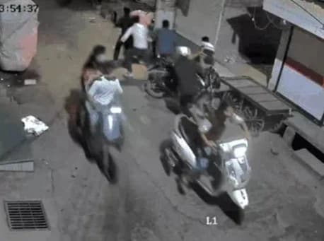 उज्जैन में फ्लावर डेकोरेशन कारोबारी से 2 लाख की रंगदारी, मना करने पर भाइयों को तलवार से पीटा