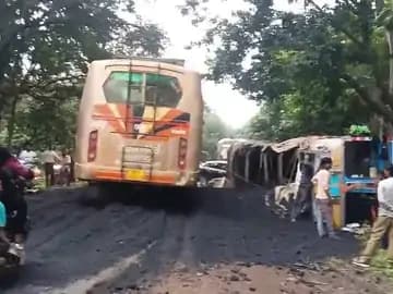 सड़क पर गड्ढों के कारण ट्रक पलटने की घटना