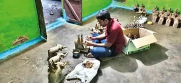 अष्टमी को होगी महालक्ष्मी पूजा, मिट्टी के हाथी बनाने का काम जारी