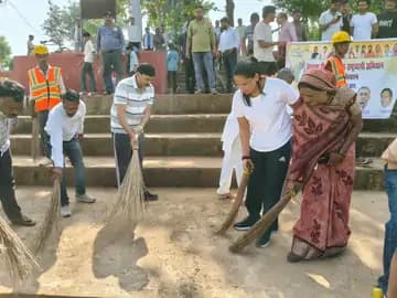 दमोह में 'सेवा संकल्प अभियान' के तहत जनप्रतिनिधियों ने किया श्रमदान