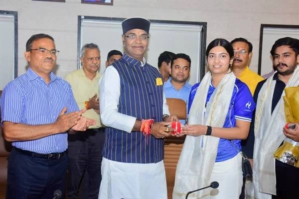 एशियन गेम्स पदक विजेताओं से मिले मंत्री सारंग, खेल प्रतिभाओं को तराशने की योजनाएं बताईं