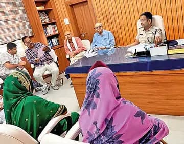 बेटे ने मांगी माफी, सीनियर सिटीजन पुलिस पंचायत में जमीन विवाद का समाधान