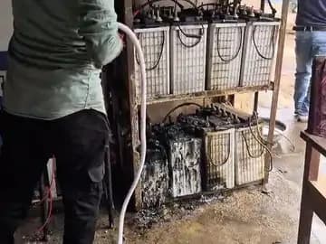 बैंक में आग लगी, चार बैटरियां जल गईं