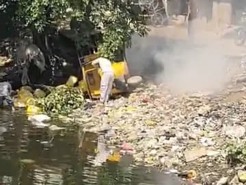 पुलिया की खराब हालत से ऑटो पलटा, लोग परेशान