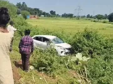 तेज रफ्तार बलेनो कार पलट गई, सभी लोग सुरक्षित