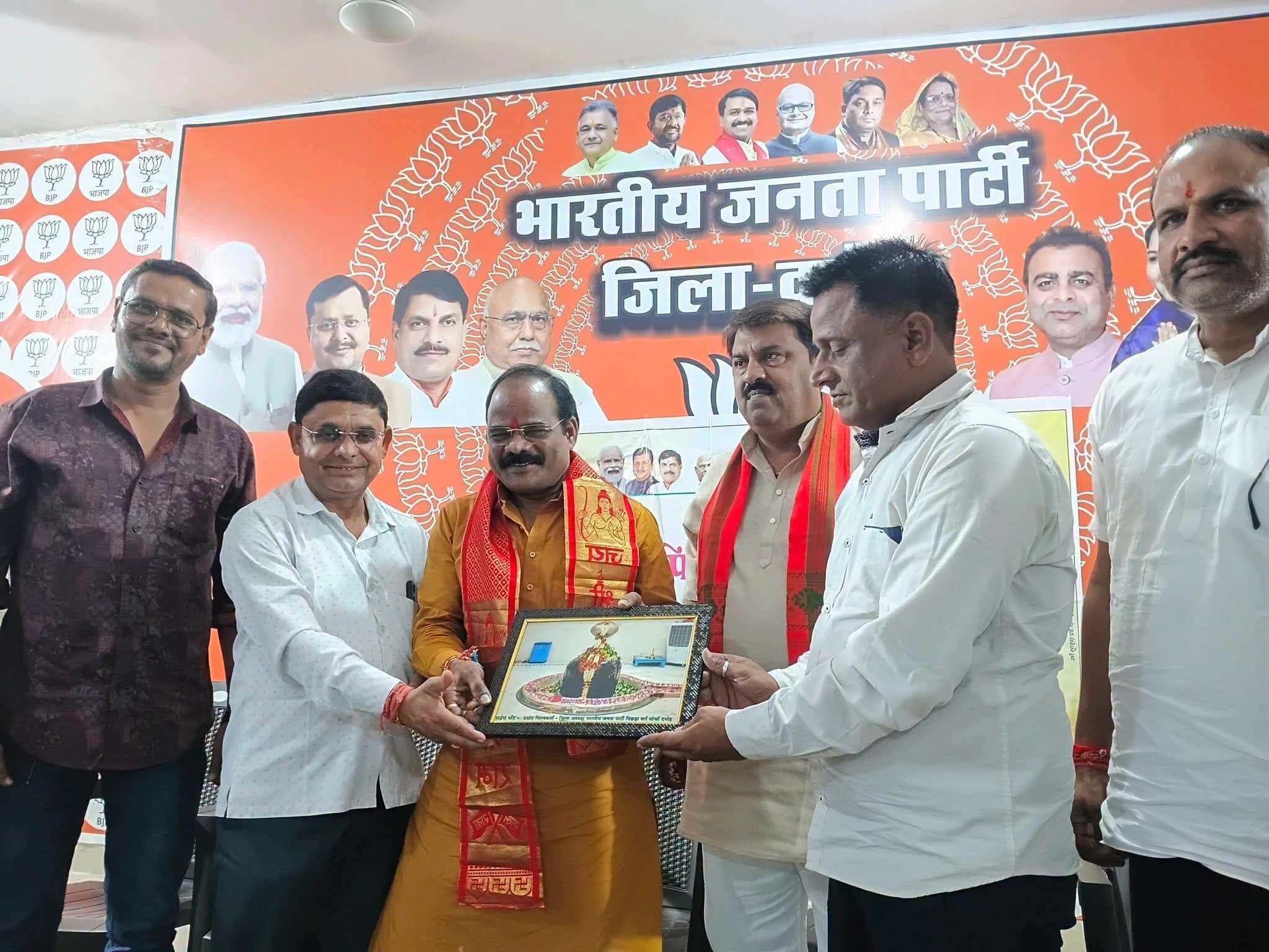 पार्टी कार्यकर्ताओं ने किया राजेश्वर सेन का स्वागत